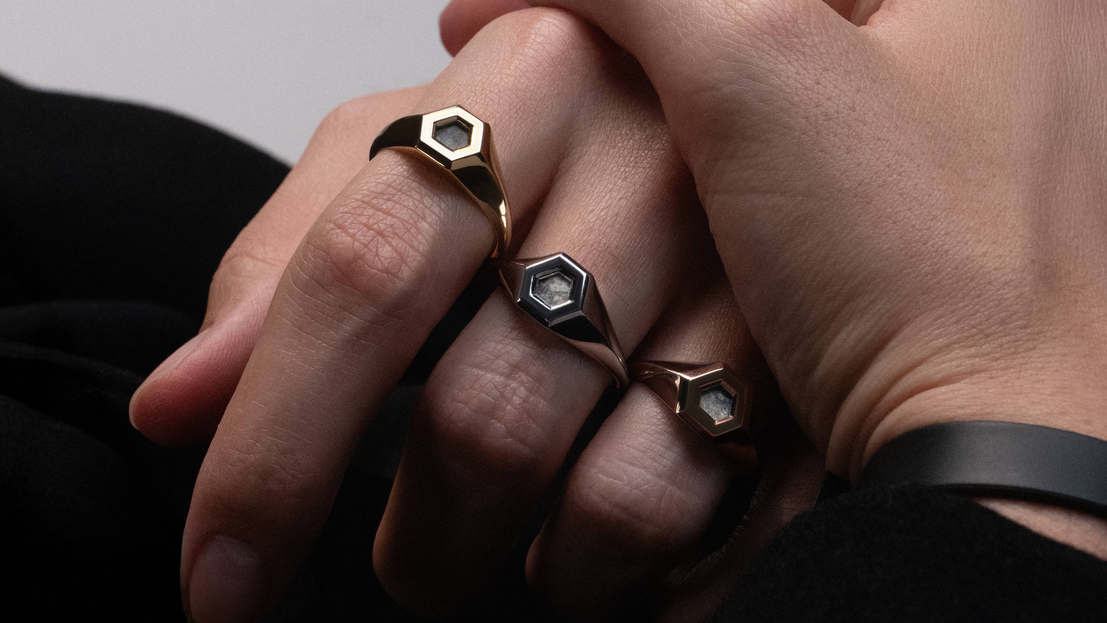 Bague spacefox en or jaune, rouge et blanc portées