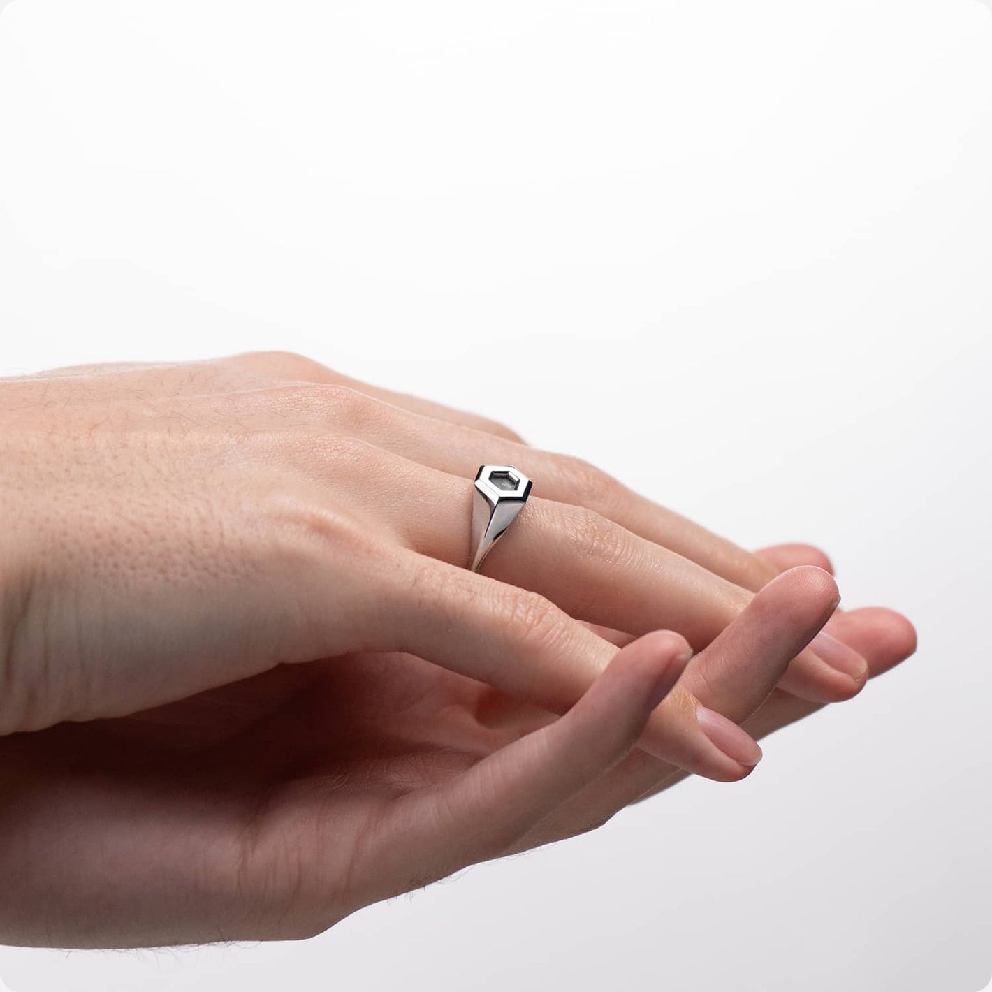 Bague Moon Spacefox portée sur main d'homme