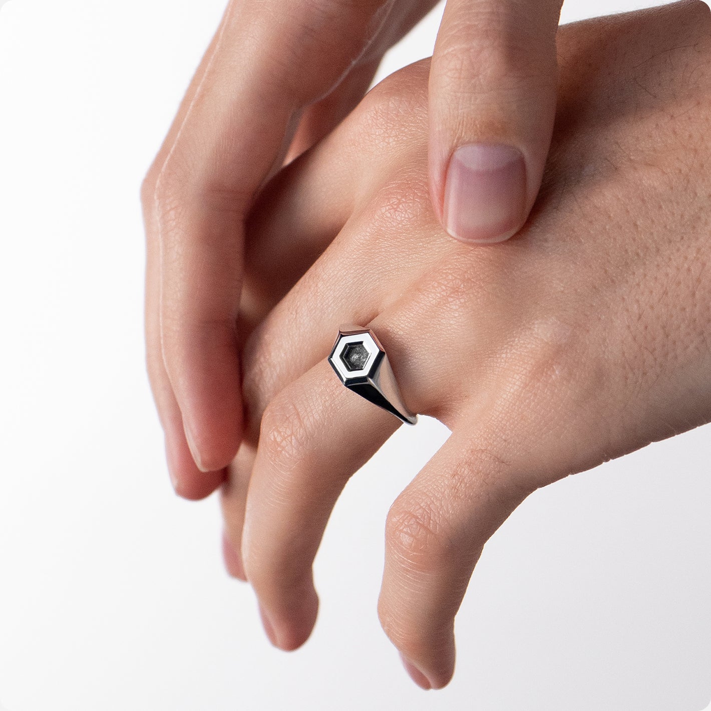 Bague Moon Spacefox en argent portée sur main d'homme