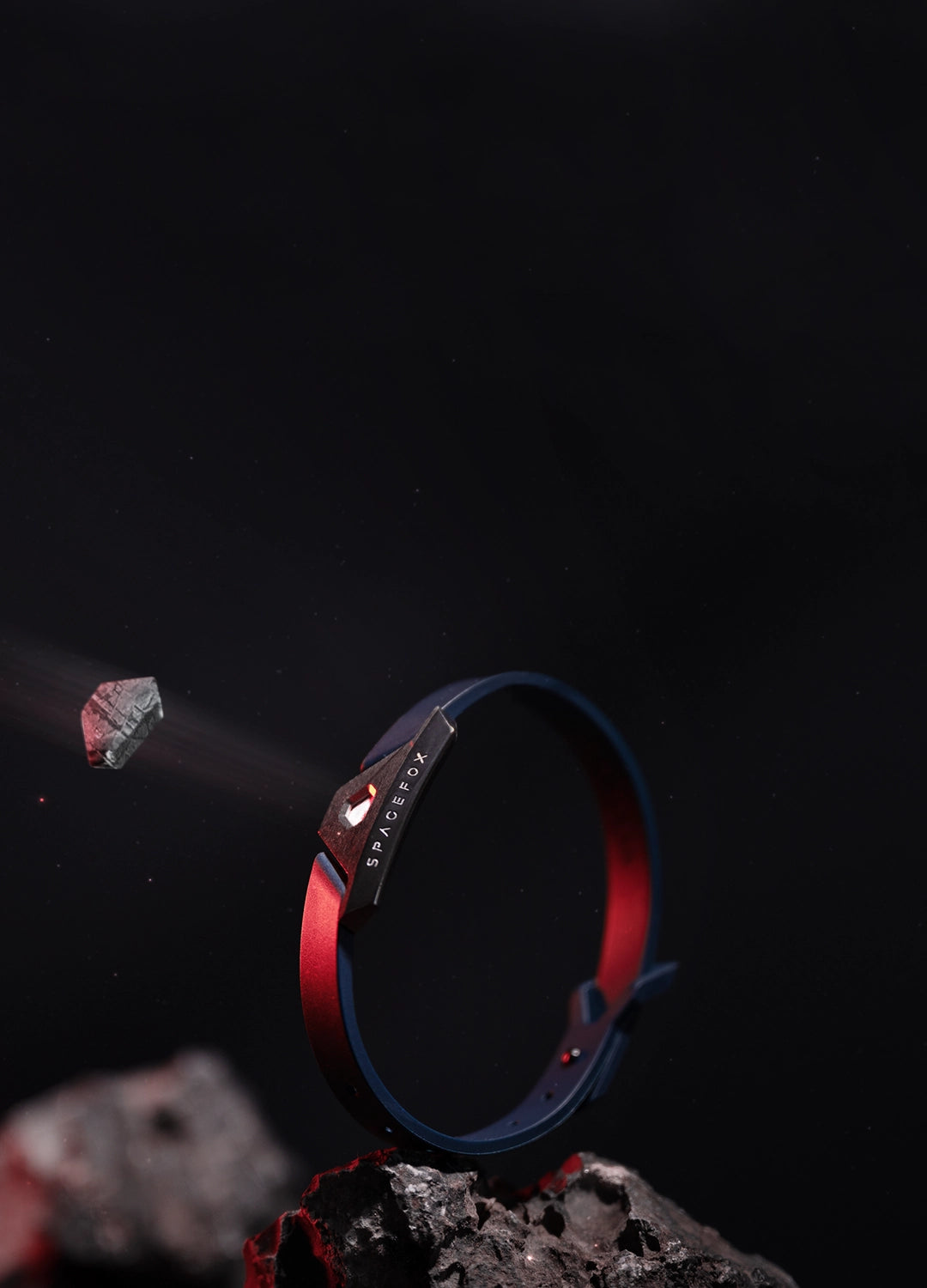 Pierre météorite volant au-dessus du bracelet IRON effet de lumière