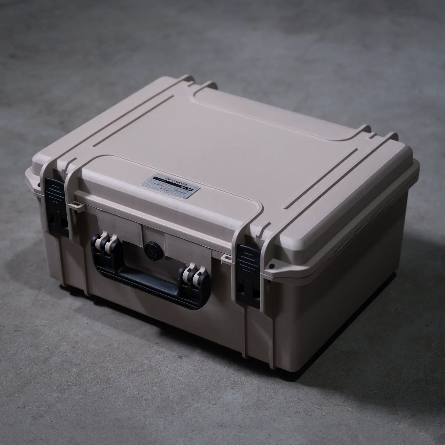 valise de transport technique beige avec plaque de métal personnalisée dessus