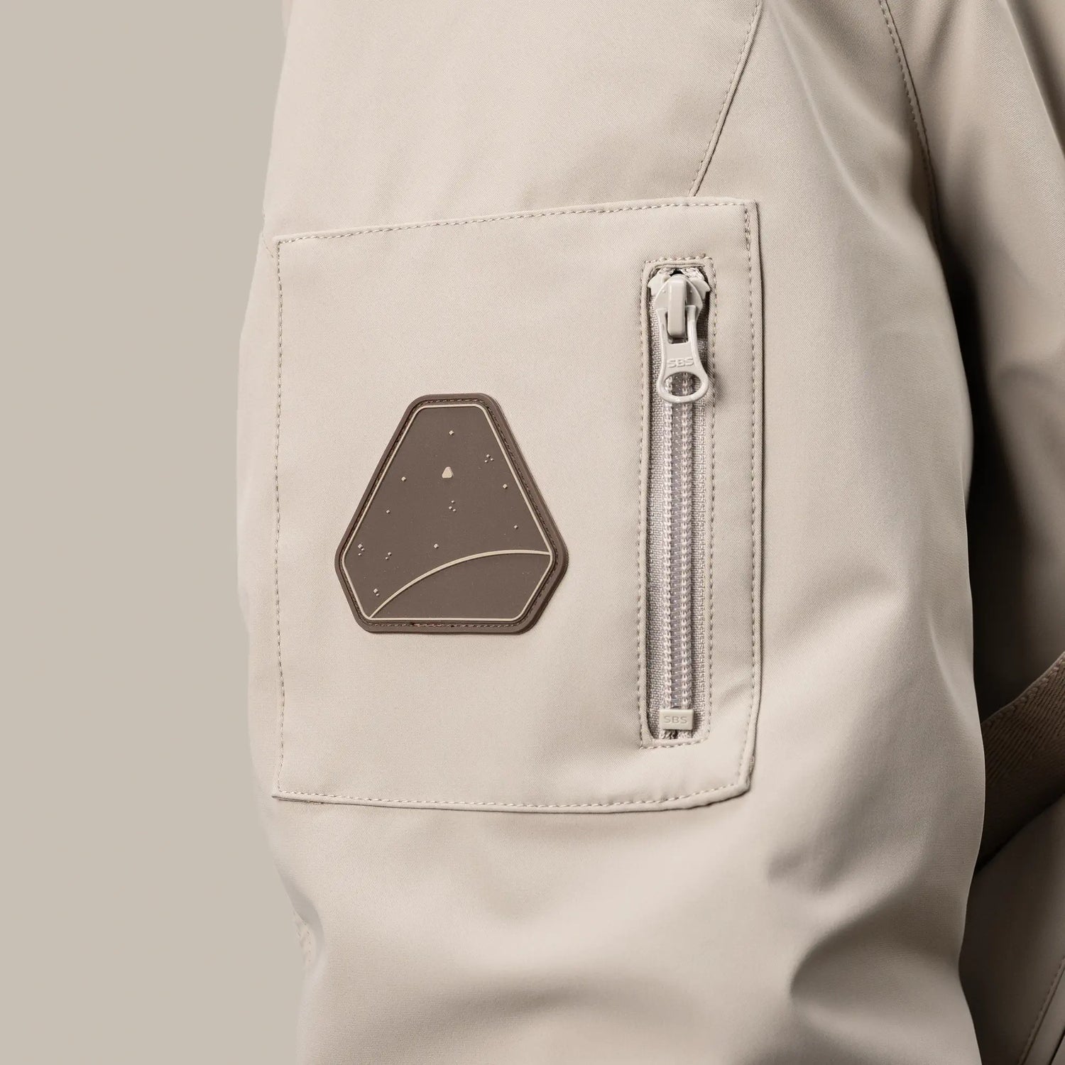 Zoom patch logo spacefox cousu sur une poche de manche