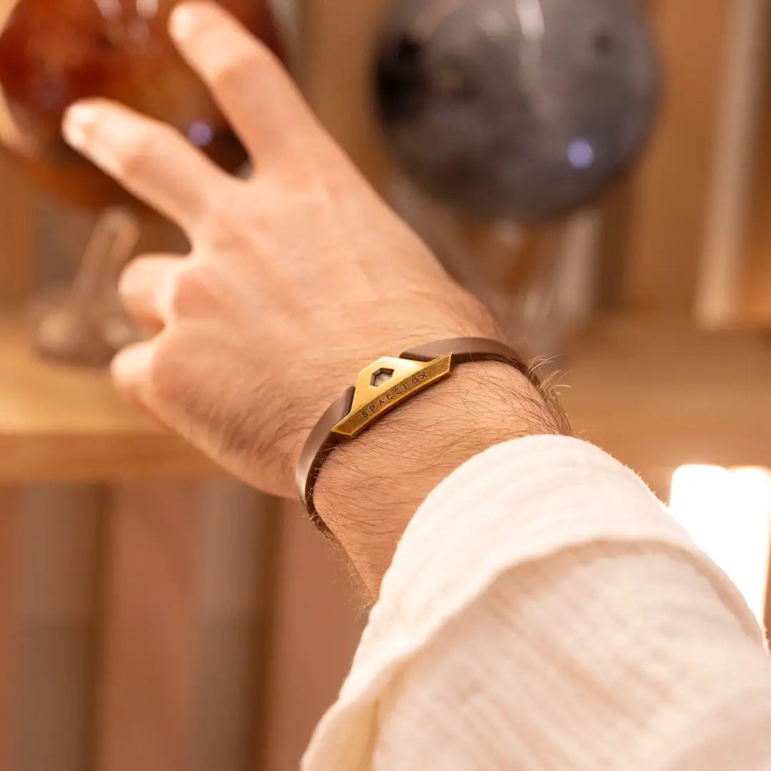 Bracelet météorite Vesta porté au poignet d'un homme