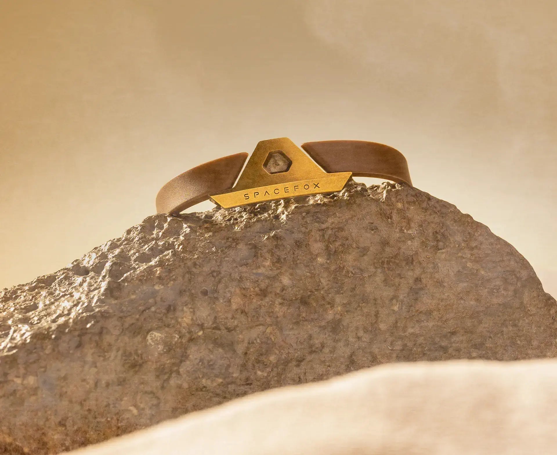 Bracelet météorite Vesta posé sur la météorite Eucrite dans le sable