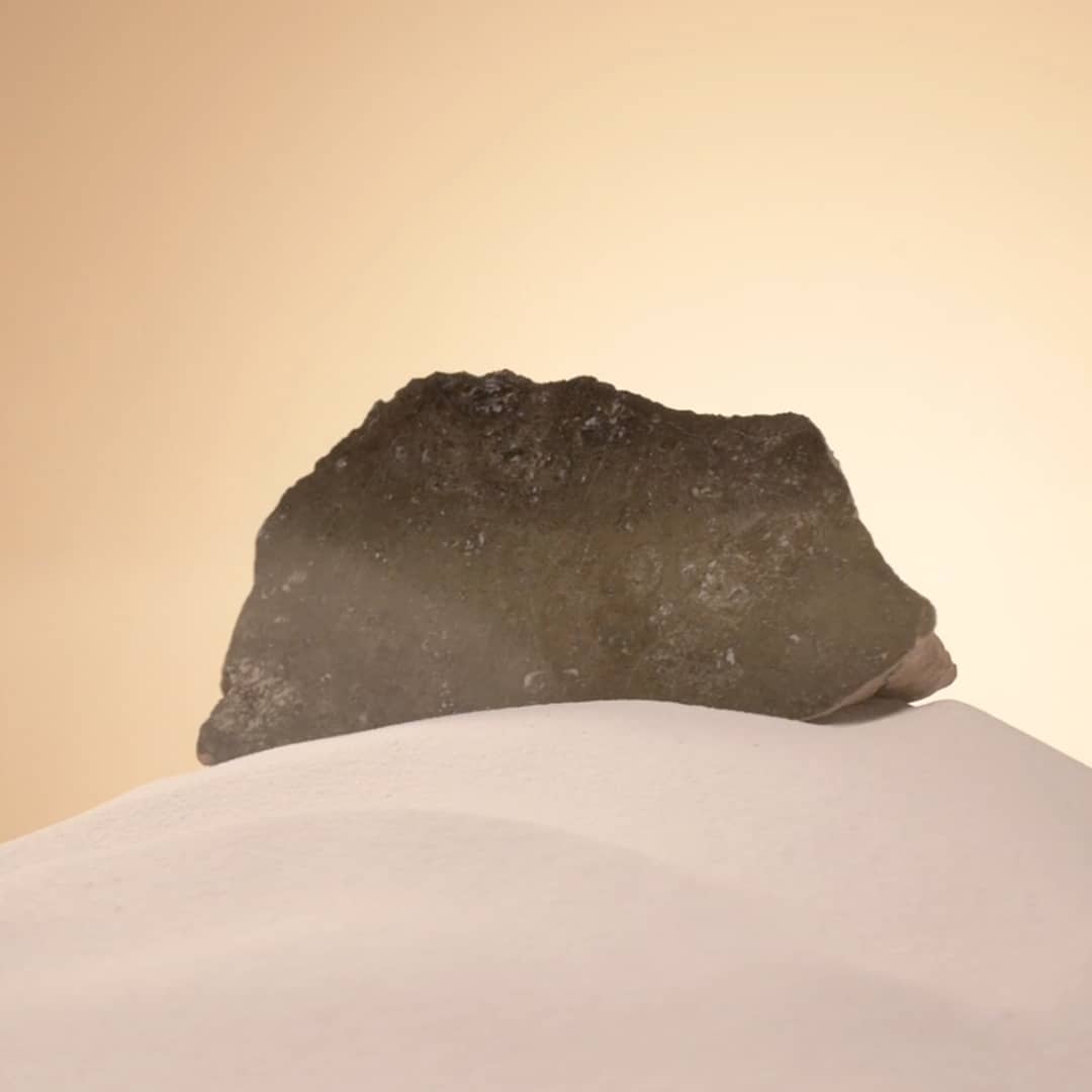 Météorite Eucrite posée dans le sable